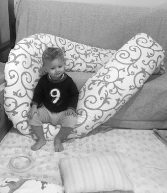 Renkli fotoğraf için poz veren çocuk yüzlü güzel erkek bebek, çocuk imajı olan erkek bebek kadrosu, beyaz yüz ifadesi, çocuk suratlı sağlıklı bir erkek çocuğu, iyi bir çekim için dinleniyor.