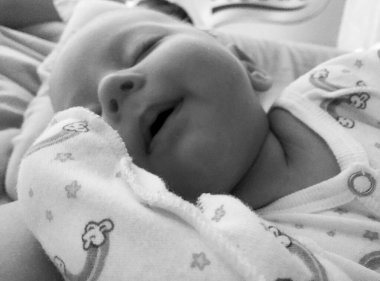 Renkli fotoğraf için fotoğrafçı pozu veren, uyuyan bebek yüzlü uyuyan bebek, çocuk kıyafetleri giymeyen beyaz, çocuk kıyafetleri içinde sağlıklı uyuyan bebek yüzlü çocuk.