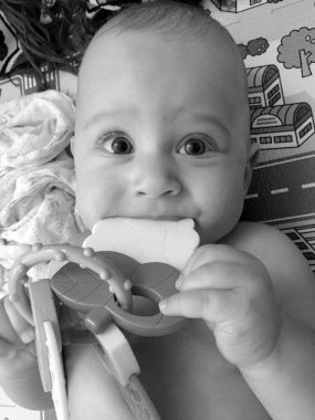 Renkli fotoğraf için poz veren çocuk yüzlü güzel erkek bebek, çocuk imajı olan erkek bebek kadrosu, beyaz yüz ifadesi, çocuk suratlı sağlıklı bir erkek çocuğu, iyi bir çekim için dinleniyor.