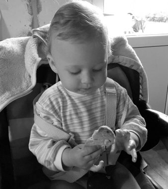 Renkli fotoğraf için poz veren çocuk yüzlü güzel erkek bebek, çocuk imajı olan erkek bebek kadrosu, beyaz yüz ifadesi, çocuk suratlı sağlıklı bir erkek çocuğu, iyi bir çekim için dinleniyor.