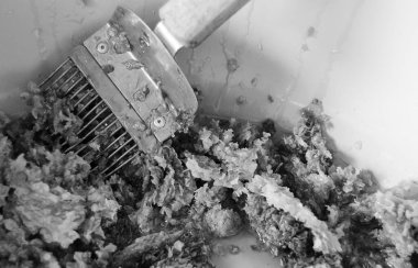 Altın nektarla dolu altıgen bal peteklerinden arı damlayan bal damlası, bal peteği yaz kompozisyonu doğal bal damlası, balmumu çerçeve arısına damlayan bal damlası, bal peteğine damlayan bal damlası