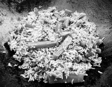 Yemek için hazır lezzetli pirinç ızgara pilav temalı fotoğraf, haşlanmış pirinç pilavı, küçük sebzelerden yapılan pilav ızgarası.