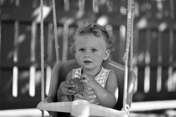 Vacker Pojke Med Barn Swing Poserar Fotograf För Färgfoto Kadre — Stockfoto