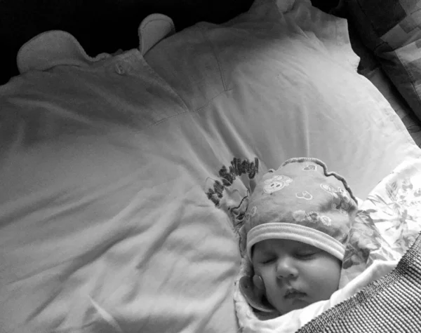 Slapende Baby Jongen Met Kind Fopspeen Poseren Fotograaf Voor Kleurenfoto — Stockfoto