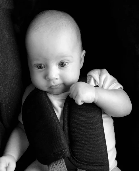 Mooie Baby Jongen Met Kind Gezicht Poseren Fotograaf Voor Kleurenfoto — Stockfoto