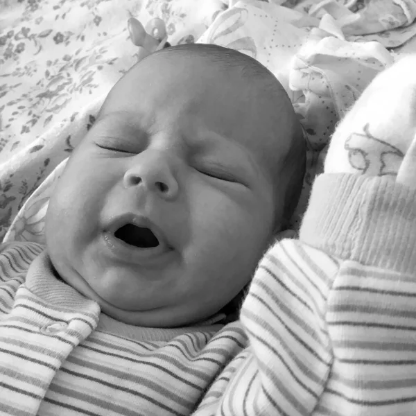 Menino Adormecido Com Roupas Infantis Posando Fotógrafo Para Foto Colorida — Fotografia de Stock