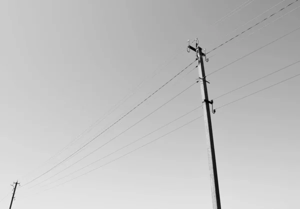 カラーを背景に線線線のついた電柱をクローズアップし 空の下に線の線のワイヤーを持つ電柱で構成される写真 住宅用電柱の線のワイヤー — ストック写真