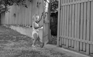 Renkli fotoğraf için poz veren çocuk yüzlü güzel erkek bebek, çocuk imajı olan erkek bebek kadrosu, beyaz yüz ifadesi, çocuk suratlı sağlıklı bir erkek çocuğu, iyi bir çekim için dinleniyor.