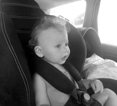 Renkli fotoğraf için poz veren çocuk yüzlü güzel erkek bebek, çocuk imajı olan erkek bebek kadrosu, beyaz yüz ifadesi, çocuk suratlı sağlıklı bir erkek çocuğu, iyi bir çekim için dinleniyor.