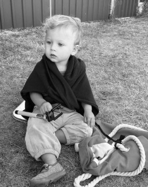 Renkli fotoğraf için poz veren çocuk yüzlü güzel erkek bebek, çocuk imajı olan erkek bebek kadrosu, beyaz yüz ifadesi, çocuk suratlı sağlıklı bir erkek çocuğu, iyi bir çekim için dinleniyor.