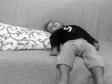 Renkli fotoğraf için poz veren çocuk yüzlü güzel erkek bebek, çocuk imajı olan erkek bebek kadrosu, beyaz yüz ifadesi, çocuk suratlı sağlıklı bir erkek çocuğu, iyi bir çekim için dinleniyor.