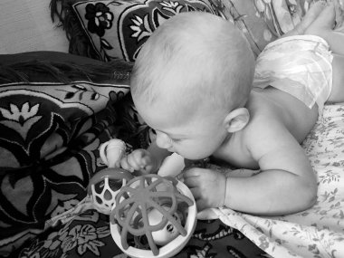 Renkli fotoğraf için poz veren çocuk yüzlü güzel erkek bebek, çocuk imajı olan erkek bebek kadrosu, beyaz yüz ifadesi, çocuk suratlı sağlıklı bir erkek çocuğu, iyi bir çekim için dinleniyor.