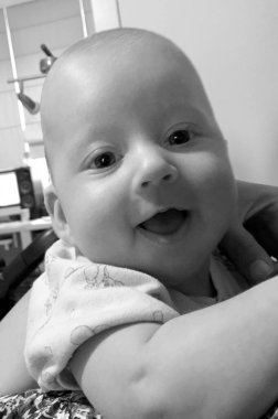 Renkli fotoğraf için poz veren çocuk yüzlü güzel erkek bebek, çocuk imajı olan erkek bebek kadrosu, beyaz yüz ifadesi, çocuk suratlı sağlıklı bir erkek çocuğu, iyi bir çekim için dinleniyor.