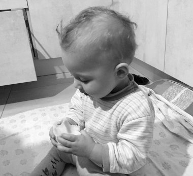 Renkli fotoğraf için poz veren çocuk yüzlü güzel erkek bebek, çocuk imajı olan erkek bebek kadrosu, beyaz yüz ifadesi, çocuk suratlı sağlıklı bir erkek çocuğu, iyi bir çekim için dinleniyor.