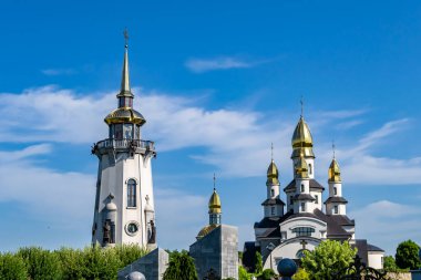Hristiyan kilisesi, yüksek çan kulesinde ibadet için kesişiyor. Çan kulesinde haçı olan güzel bir kiliseden samimi bir duaya kadar fotoğraf çekiliyor. Çan kulesi üzerinde kilise duası açık gökyüzü üzerinde.