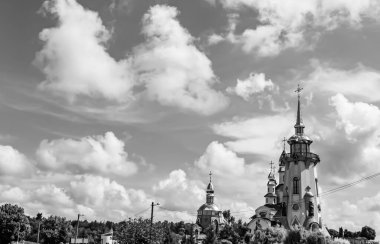 Hristiyan kilisesi, yüksek çan kulesinde ibadet için kesişiyor. Çan kulesinde haçı olan güzel bir kiliseden samimi bir duaya kadar fotoğraf çekiliyor. Çan kulesi üzerinde kilise duası açık gökyüzü üzerinde.