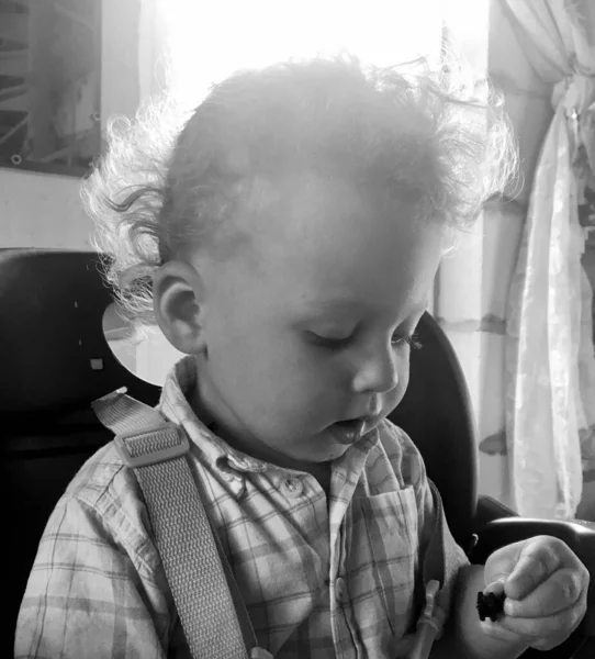 Hermoso Bebé Niño Con Cara Niño Posando Fotógrafo Para Foto —  Fotos de Stock