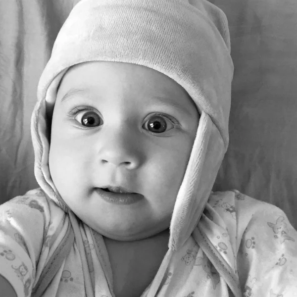 漂亮的男婴头戴童帽摆出摄影师的姿势拍照 干部由男婴头戴童帽 白人表情 健康男婴头戴童帽 轻松自在的镜头组成 — 图库照片