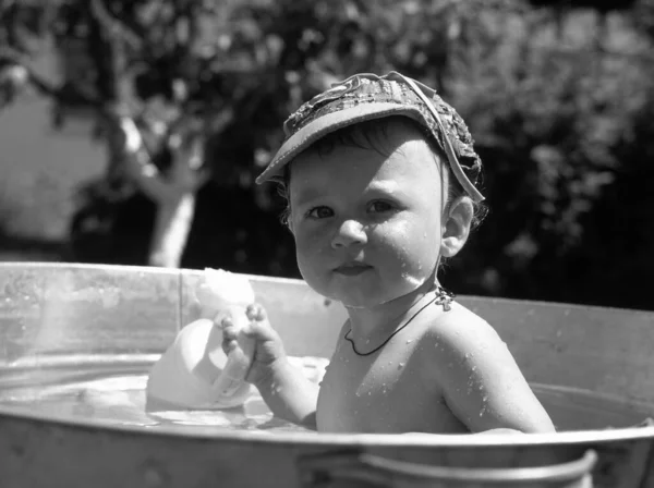Menino Bonito Banheira Criança Posando Fotógrafo Para Foto Cores Quadro — Fotografia de Stock