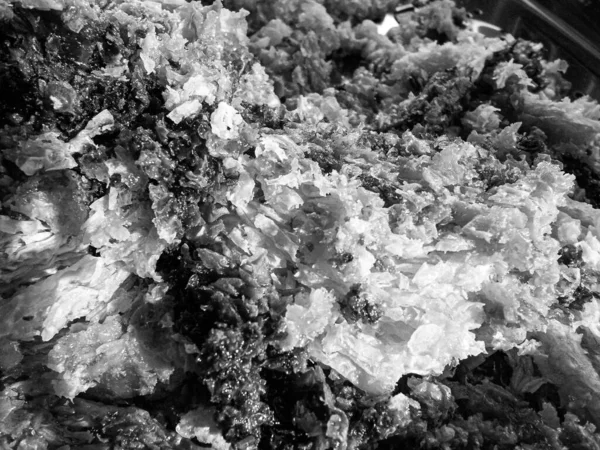 Altın nektarla dolu altıgen bal peteklerinden arı damlayan bal damlası, bal peteği yaz kompozisyonu doğal bal damlası, balmumu çerçeve arısına damlayan bal damlası, bal peteğine damlayan bal damlası