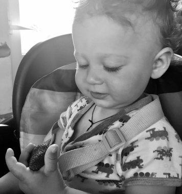 Renkli fotoğraf için poz veren çocuk yüzlü güzel erkek bebek, çocuk imajı olan erkek bebek kadrosu, beyaz yüz ifadesi, çocuk suratlı sağlıklı bir erkek çocuğu, iyi bir çekim için dinleniyor.