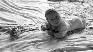 Renkli fotoğraf için poz veren çocuk yüzlü güzel erkek bebek, çocuk imajı olan erkek bebek kadrosu, beyaz yüz ifadesi, çocuk suratlı sağlıklı bir erkek çocuğu, iyi bir çekim için dinleniyor.