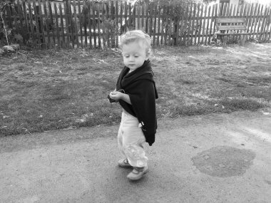 Renkli fotoğraf için poz veren çocuk yüzlü güzel erkek bebek, çocuk imajı olan erkek bebek kadrosu, beyaz yüz ifadesi, çocuk suratlı sağlıklı bir erkek çocuğu, iyi bir çekim için dinleniyor.