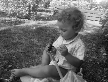 Renkli fotoğraf için poz veren çocuk yüzlü güzel erkek bebek, çocuk imajı olan erkek bebek kadrosu, beyaz yüz ifadesi, çocuk suratlı sağlıklı bir erkek çocuğu, iyi bir çekim için dinleniyor.