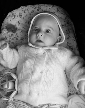 Renkli fotoğraf için poz veren çocuk yüzlü güzel erkek bebek, çocuk imajı olan erkek bebek kadrosu, beyaz yüz ifadesi, çocuk suratlı sağlıklı bir erkek çocuğu, iyi bir çekim için dinleniyor.