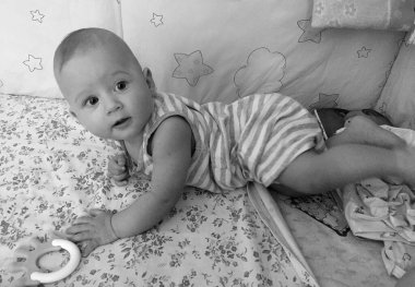 Renkli fotoğraf için poz veren çocuk yüzlü güzel erkek bebek, çocuk imajı olan erkek bebek kadrosu, beyaz yüz ifadesi, çocuk suratlı sağlıklı bir erkek çocuğu, iyi bir çekim için dinleniyor.