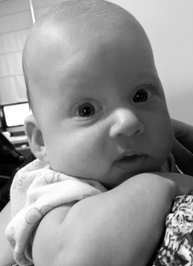 Renkli fotoğraf için poz veren çocuk yüzlü güzel erkek bebek, çocuk imajı olan erkek bebek kadrosu, beyaz yüz ifadesi, çocuk suratlı sağlıklı bir erkek çocuğu, iyi bir çekim için dinleniyor.