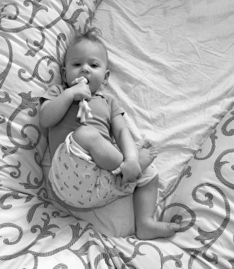 Renkli fotoğraf için poz veren çocuk yüzlü güzel erkek bebek, çocuk imajı olan erkek bebek kadrosu, beyaz yüz ifadesi, çocuk suratlı sağlıklı bir erkek çocuğu, iyi bir çekim için dinleniyor.