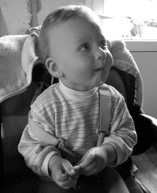 Renkli fotoğraf için poz veren çocuk yüzlü güzel erkek bebek, çocuk imajı olan erkek bebek kadrosu, beyaz yüz ifadesi, çocuk suratlı sağlıklı bir erkek çocuğu, iyi bir çekim için dinleniyor.