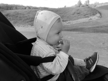 Renkli fotoğraf için poz veren çocuk yüzlü güzel erkek bebek, çocuk imajı olan erkek bebek kadrosu, beyaz yüz ifadesi, çocuk suratlı sağlıklı bir erkek çocuğu, iyi bir çekim için dinleniyor.