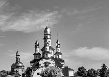Hristiyan kilisesi, yüksek çan kulesinde ibadet için kesişiyor. Çan kulesinde haçı olan güzel bir kiliseden samimi bir duaya kadar fotoğraf çekiliyor. Çan kulesi üzerinde kilise duası açık gökyüzü üzerinde.