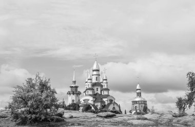Hristiyan kilisesi, yüksek çan kulesinde ibadet için kesişiyor. Çan kulesinde haçı olan güzel bir kiliseden samimi bir duaya kadar fotoğraf çekiliyor. Çan kulesi üzerinde kilise duası açık gökyüzü üzerinde.