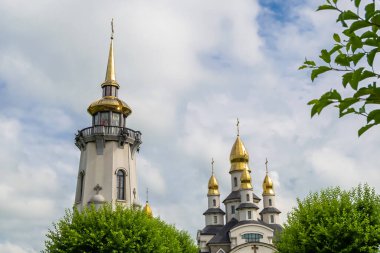 Hristiyan kilisesi, yüksek çan kulesinde ibadet için kesişiyor. Çan kulesinde haçı olan güzel bir kiliseden samimi bir duaya kadar fotoğraf çekiliyor. Çan kulesi üzerinde kilise duası açık gökyüzü üzerinde.