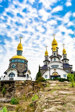 Hristiyan kilisesi, yüksek çan kulesinde ibadet için kesişiyor. Çan kulesinde haçı olan güzel bir kiliseden samimi bir duaya kadar fotoğraf çekiliyor. Çan kulesi üzerinde kilise duası açık gökyüzü üzerinde.