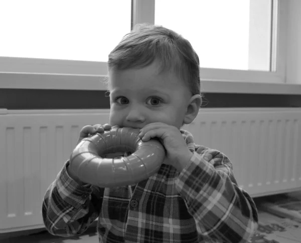 Beau Bébé Garçon Avec Visage Enfant Posant Photographe Pour Photo — Photo