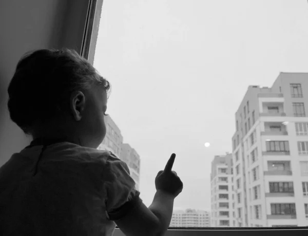 Красивий Маленький Хлопчик Дитячим Обличчям Позує Фотографа Біля Вікна Кольорового — стокове фото