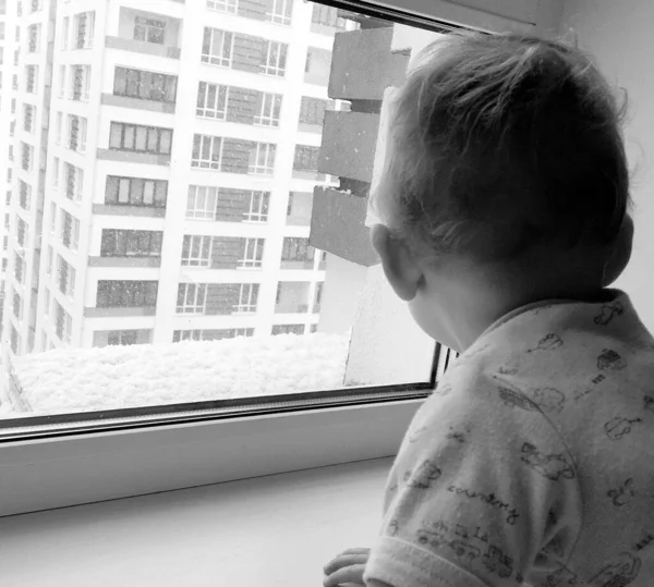 Vacker Pojke Med Barn Ansikte Poserar Fotograf Nära Fönstret För — Stockfoto