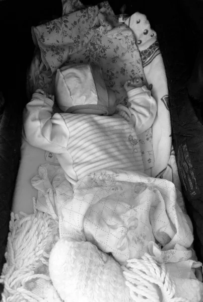 Krásný Spící Chlapeček Dětskou Čepicí Pózující Fotograf Pro Barevnou Fotografii — Stock fotografie