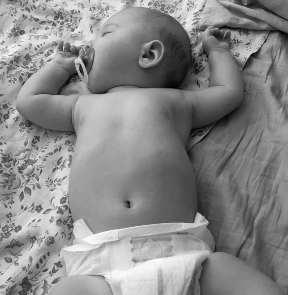 Menino Adormecido Com Criança Chupeta Posando Fotógrafo Para Foto Cores — Fotografia de Stock