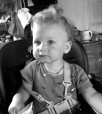 Renkli fotoğraf için poz veren çocuk yüzlü güzel erkek bebek, çocuk imajı olan erkek bebek kadrosu, beyaz yüz ifadesi, çocuk suratlı sağlıklı bir erkek çocuğu, iyi bir çekim için dinleniyor.