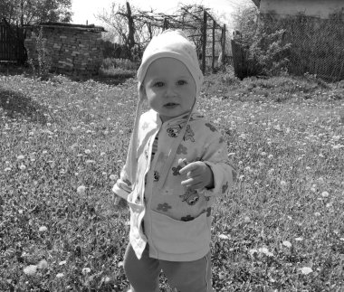 Renkli fotoğraf için poz veren çocuk yüzlü güzel erkek bebek, çocuk imajı olan erkek bebek kadrosu, beyaz yüz ifadesi, çocuk suratlı sağlıklı bir erkek çocuğu, iyi bir çekim için dinleniyor.