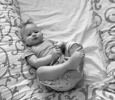 Renkli fotoğraf için poz veren çocuk yüzlü güzel erkek bebek, çocuk imajı olan erkek bebek kadrosu, beyaz yüz ifadesi, çocuk suratlı sağlıklı bir erkek çocuğu, iyi bir çekim için dinleniyor.