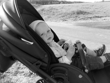 Renkli fotoğraf için poz veren çocuk yüzlü güzel erkek bebek, çocuk imajı olan erkek bebek kadrosu, beyaz yüz ifadesi, çocuk suratlı sağlıklı bir erkek çocuğu, iyi bir çekim için dinleniyor.