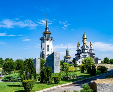 Hristiyan kilisesi, yüksek çan kulesinde ibadet için kesişiyor. Çan kulesinde haçı olan güzel bir kiliseden samimi bir duaya kadar fotoğraf çekiliyor. Çan kulesi üzerinde kilise duası açık gökyüzü üzerinde.
