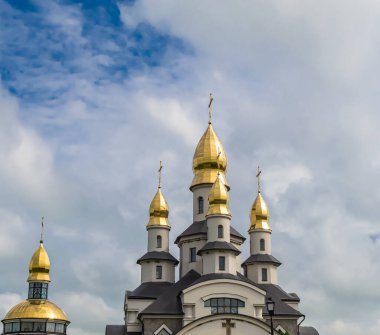 Hristiyan kilisesi, yüksek çan kulesinde ibadet için kesişiyor. Çan kulesinde haçı olan güzel bir kiliseden samimi bir duaya kadar fotoğraf çekiliyor. Çan kulesi üzerinde kilise duası açık gökyüzü üzerinde.