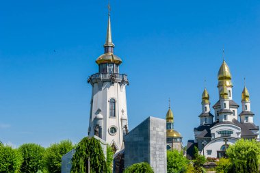 Hristiyan kilisesi, yüksek çan kulesinde ibadet için kesişiyor. Çan kulesinde haçı olan güzel bir kiliseden samimi bir duaya kadar fotoğraf çekiliyor. Çan kulesi üzerinde kilise duası açık gökyüzü üzerinde.